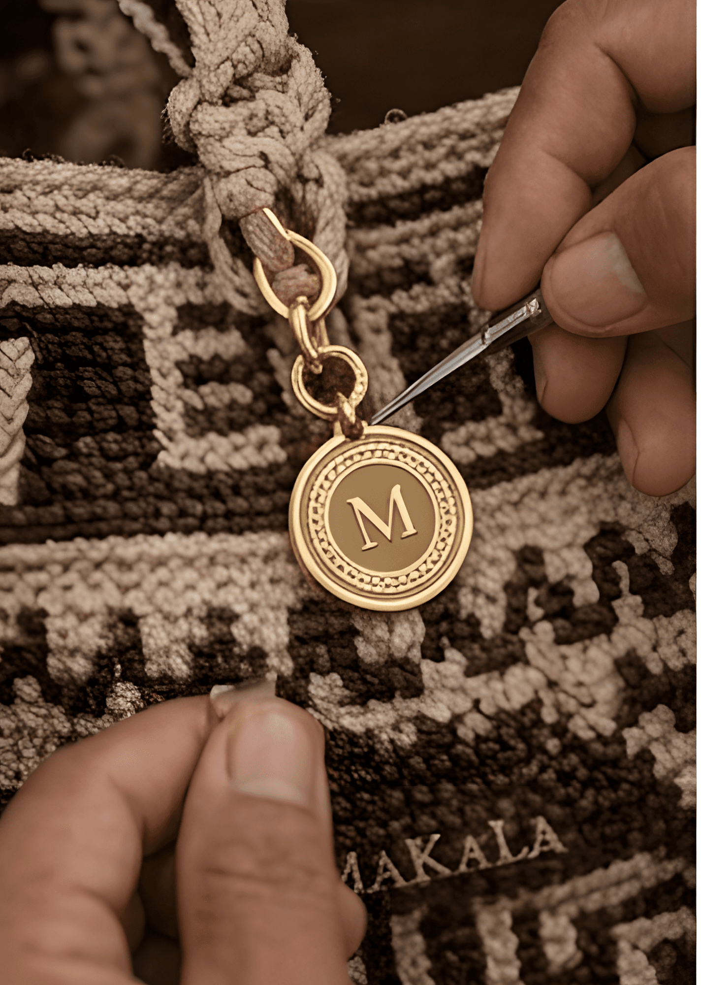 Detalle del medallón Makala en bolso artesanal